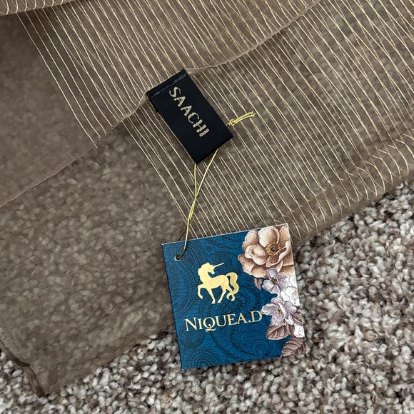 NWT SAACHI Gold Scarf - Picture 2 of 4